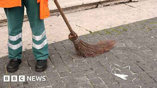 Migrant cleared of fine for cleaning Venice street