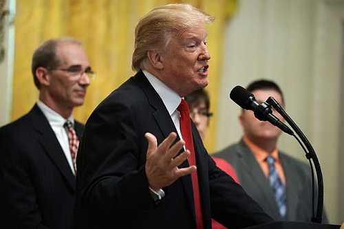 Your Dumb President Fell For a Prank Call by Howard Stern’s Stuttering John