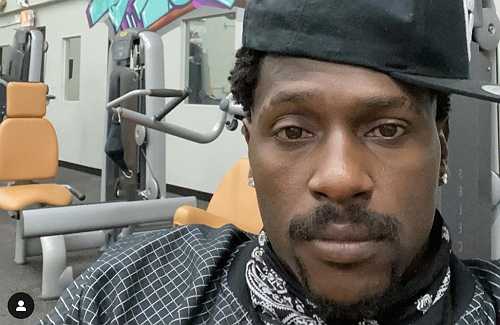 Antonio Brown flirts his way into viral fame on 'Caresha Please'