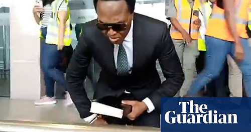 Venâncio Mondlane drops to his knees at Maputo airport as he returns to Mozambique – video