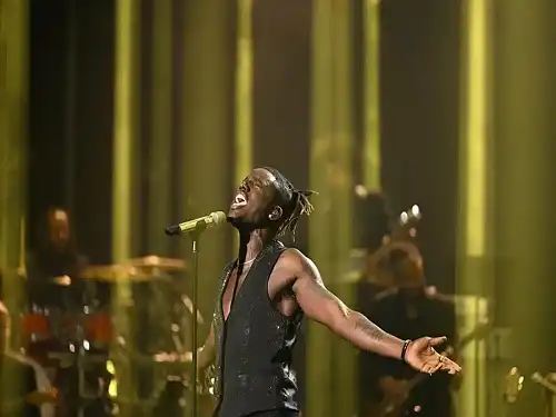 Meet the P.E. teacher who just made history as first Black man to win American Idol in over 20 years - Face2Face Africa